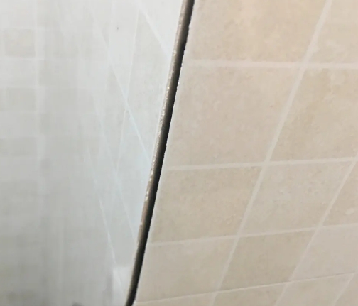 厦门瓷砖空鼓维修公司分享阳台瓷砖脱落的修复过程可以分为以下几个步骤