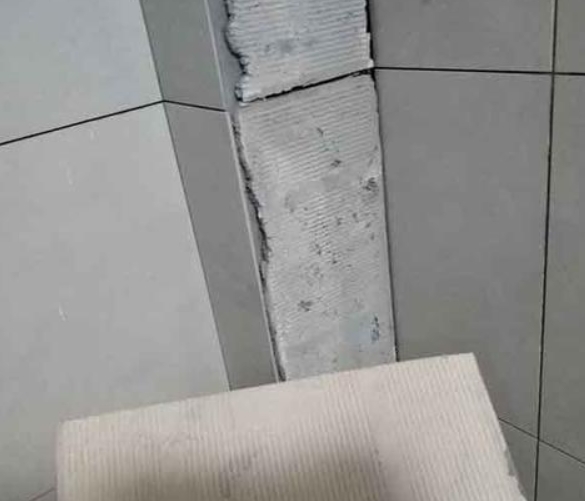 厦门瓷砖空鼓维修公司分享下厨房瓷砖脱落的补救措施。